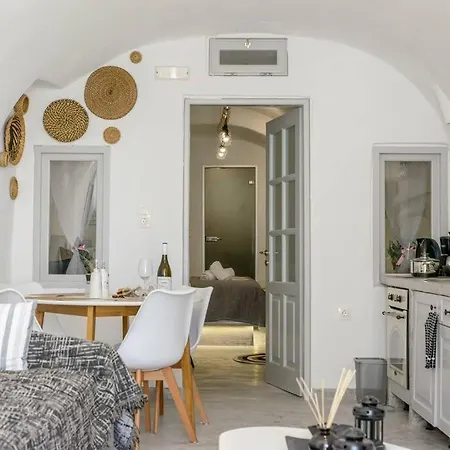 Holiday home Evnoikon Ii Amazing Jacuzzi-cave House In